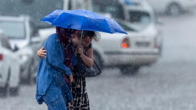 Orta ve Doğu Karadeniz'de kuvvetli sağanak, yüksek kesimlerinde kar bekleniyor